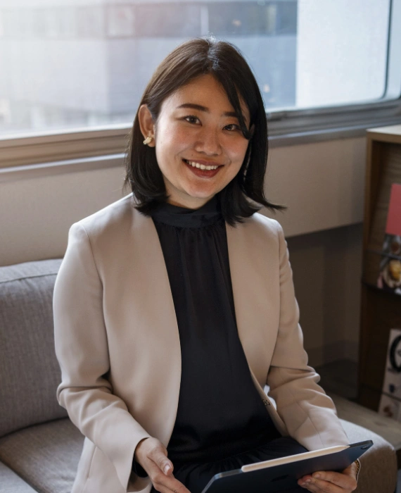 Smiling young woman holding a tablet, representing expert blogs, exclusive deals, shopping guides, and personalized recommendations from Afflux.